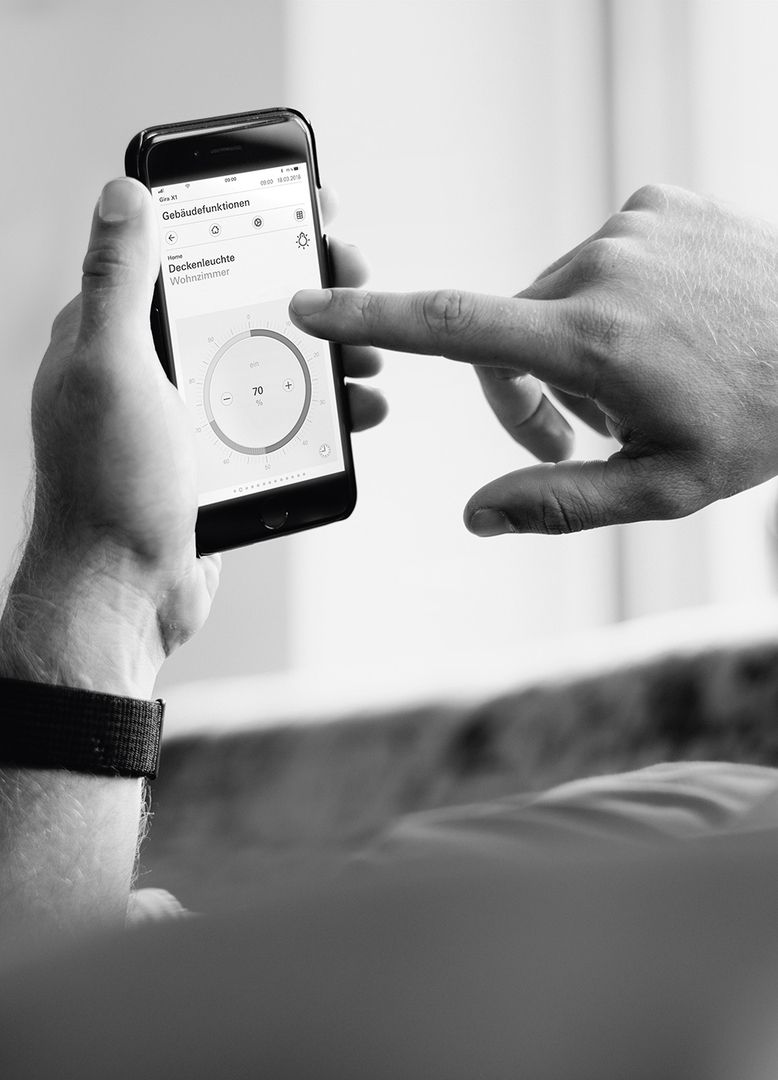 Ein Mann bedient ein Smartphone