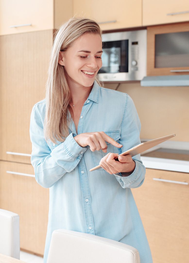 Eine Frau bedient ein Tablet