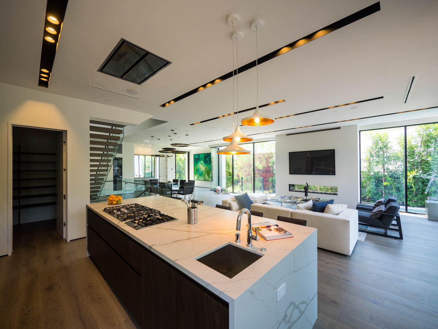 Moderne Küche mit Kochinsel