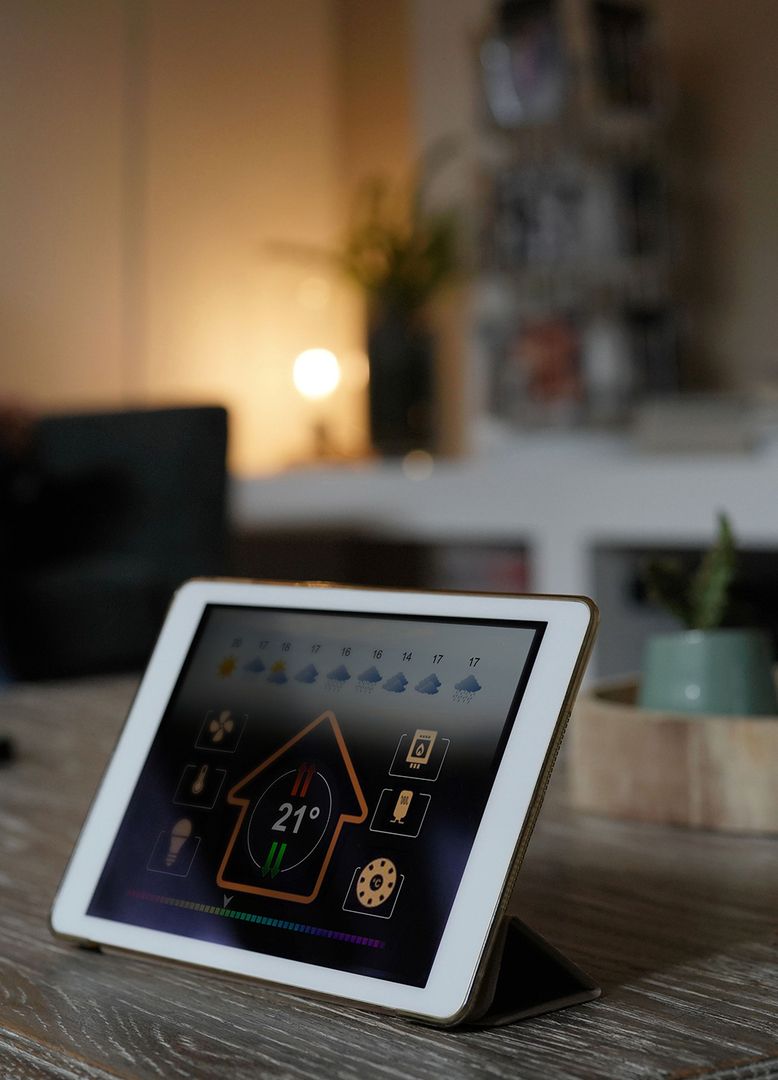 Ein Tablet steht auf einem Tisch